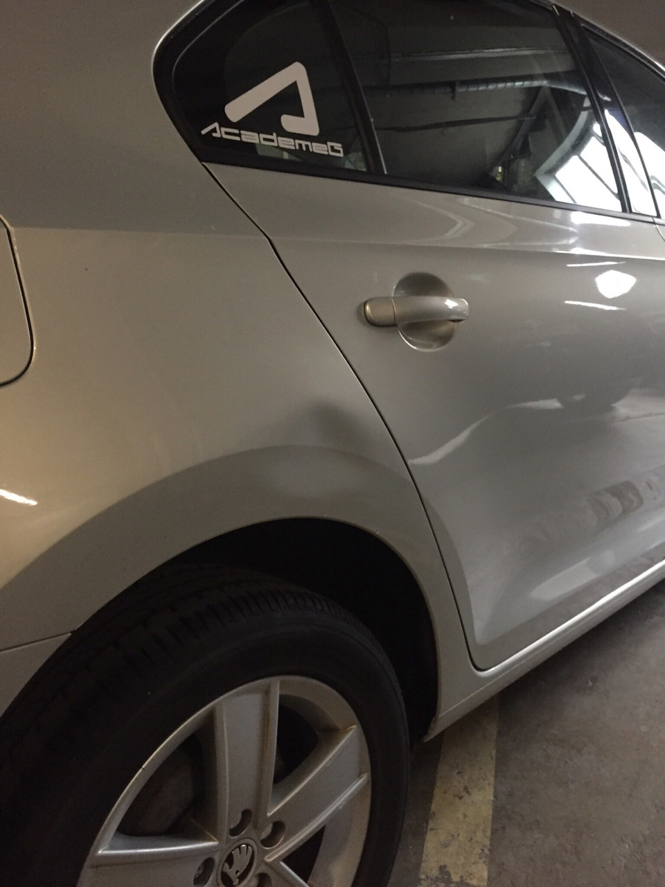 выпрямить вмятину крыла. для вытягивания вмятин на авто. выпрямление вмятины на заднем крыле. вытяжка вмятин на автомобиле. крыло автомобиля.