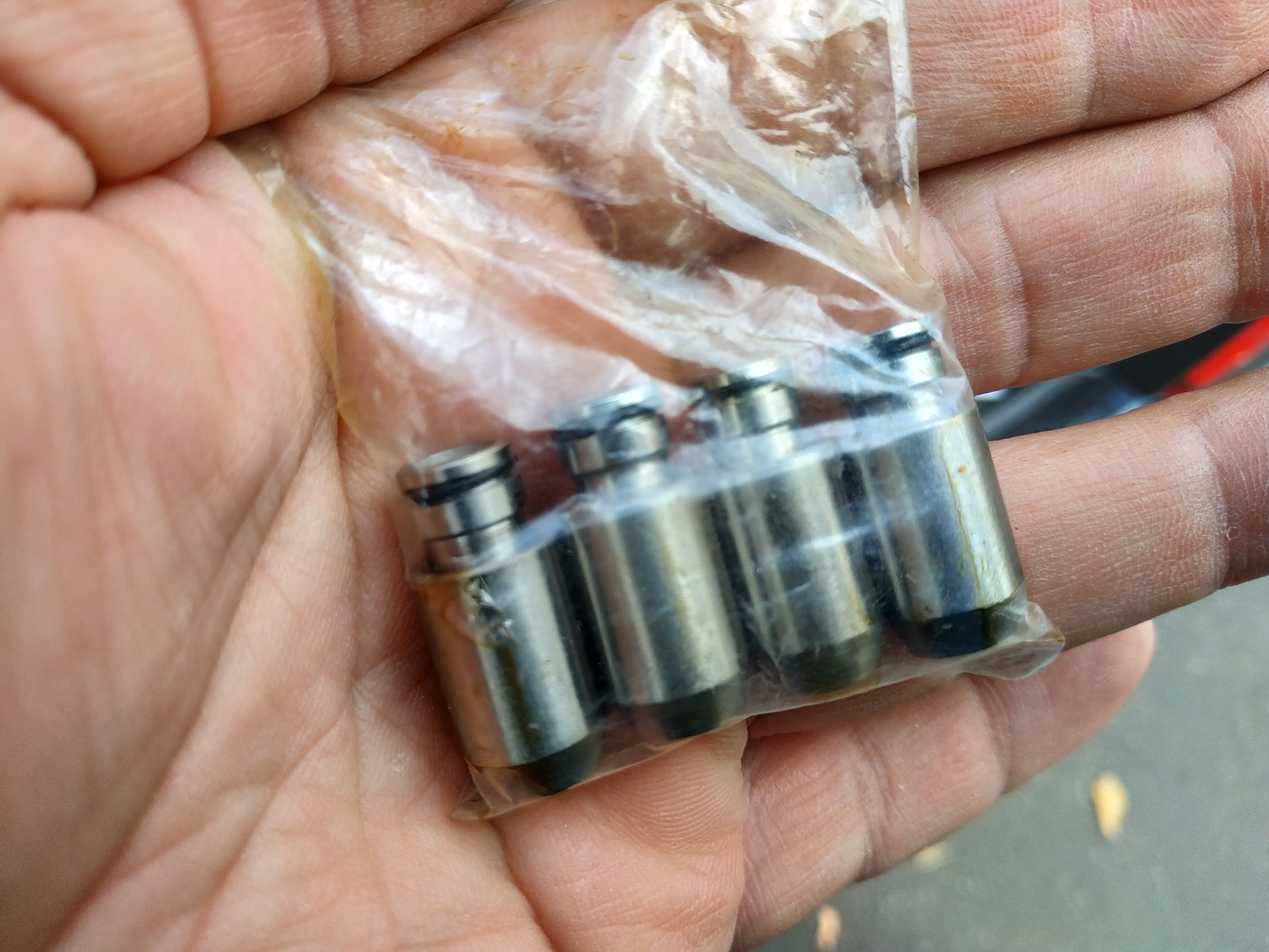 Перестал стучать гидрокомпенсатор. Цокают гидрокомпенсаторы. Гидрокомпенсаторы vr4. Крайслер 2. Устройство гидрокомпенсатора клапанов приора 16 клапанная.