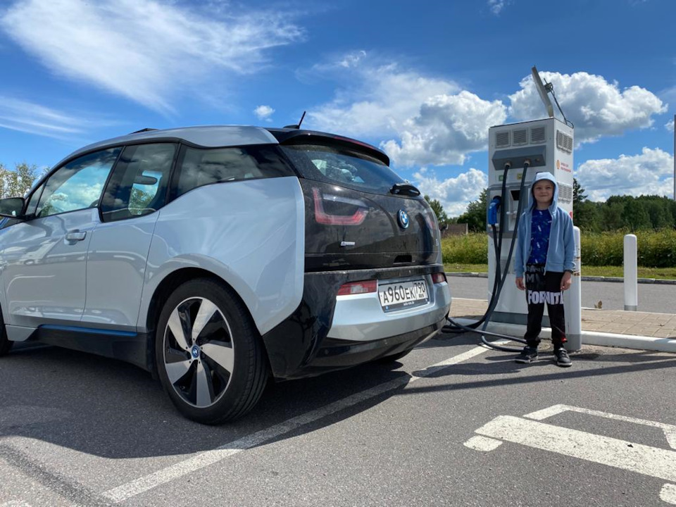 BMW i3 на парковке