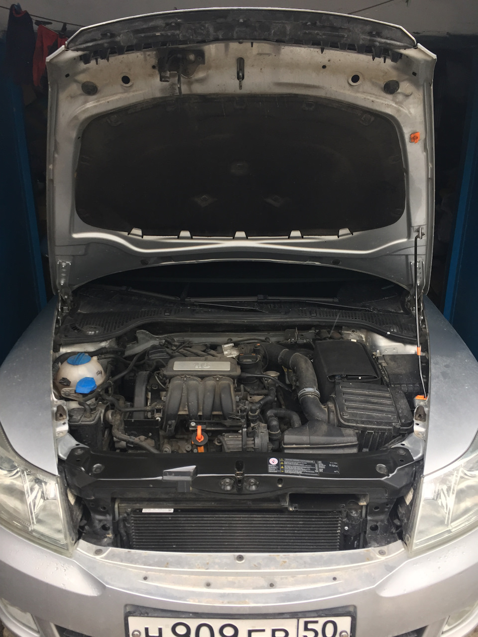 Установка газового упора капота и уплотнителя капота Skoda Octavia A5 ...