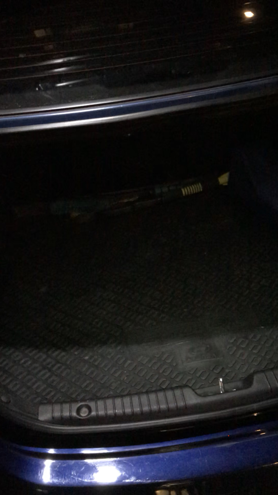 На фото заметней, что глубь багажника более темный, я думаю это из-за контраста. В крышке багажника 12 или 18 светодиодов. Для меня главной задачей было осветить нишу с запаской. Возможно поэкспериментирую с удлиненным светодиодом с 30mm до 41mm, а 30-ти мм диоды уйдут в салон. — Hyundai Solaris (1G)