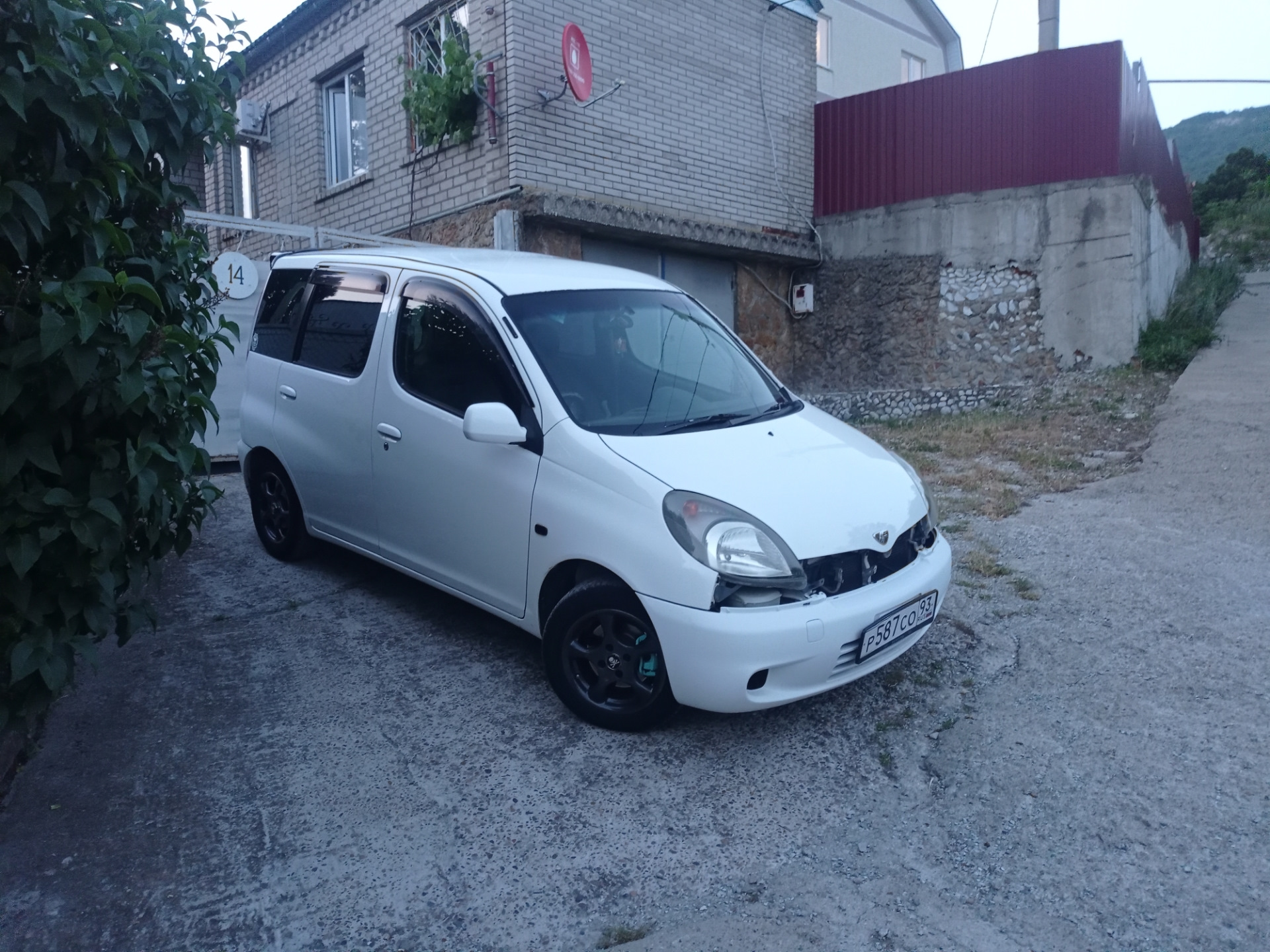 Toyota Funcargo Hertz drive2