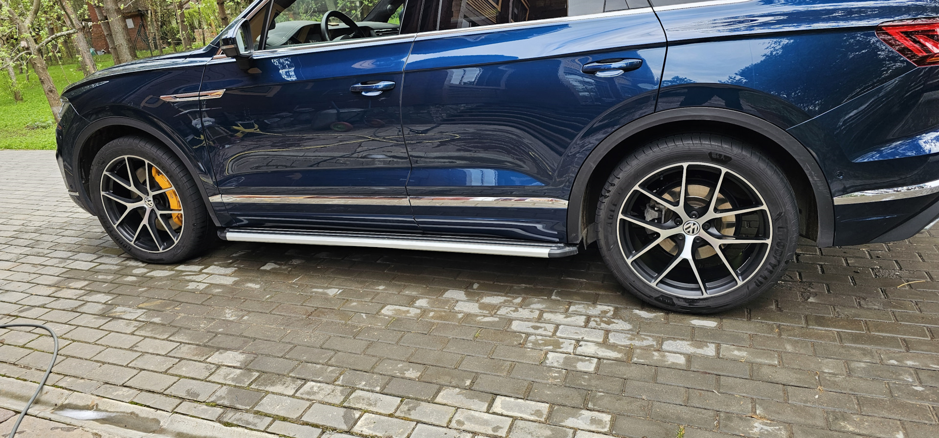 Установка оригинальных порогов Touareg — Volkswagen Touareg (3G), 3 л ...