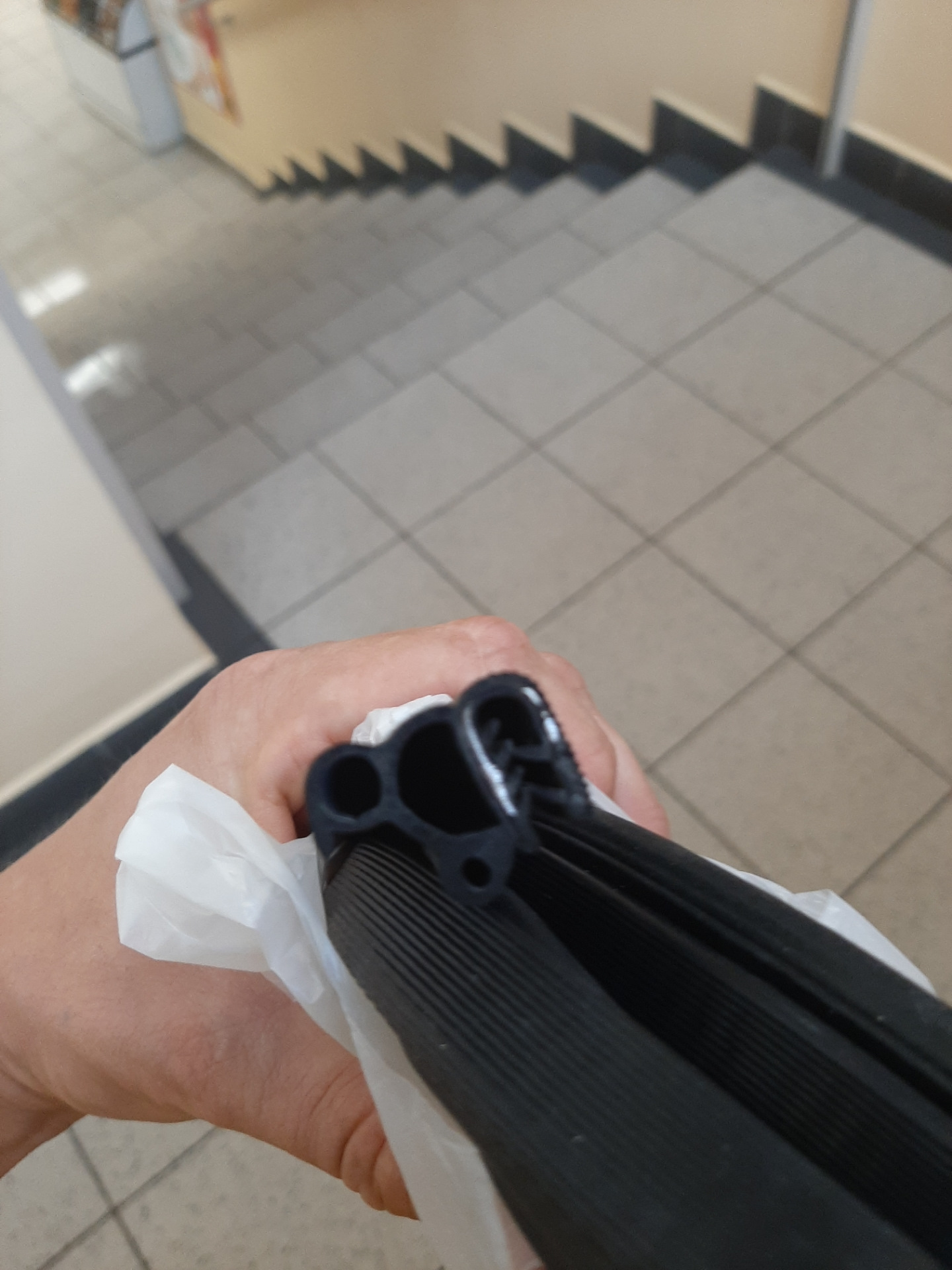 Уплотнитель капота — Mitsubishi Pajero (4G), 3,8 л, 2007 года | своими ...