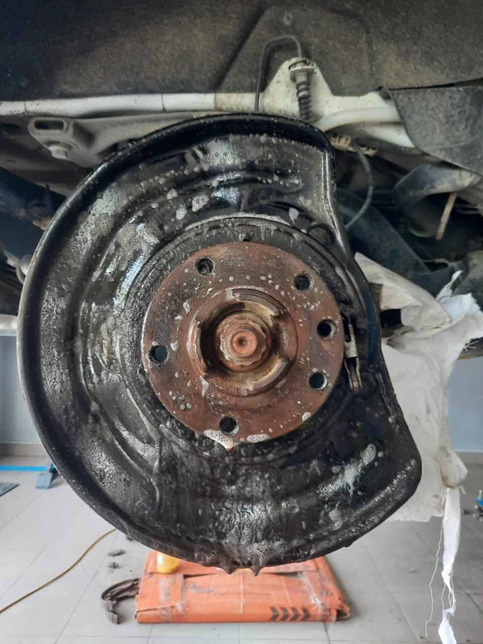 Замена колодок ручника, покраска тормозных щитков, чистка задних ...