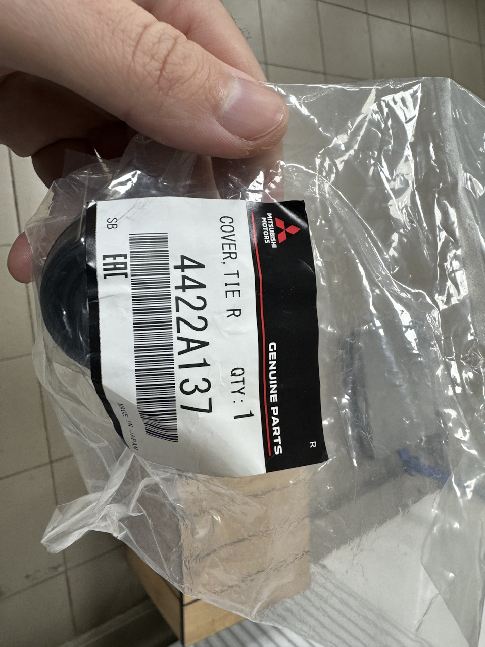 пыльник рулевого наконечника 4422A137 — Mitsubishi Outlander PHEV. Запчасти на фото: 4422A137