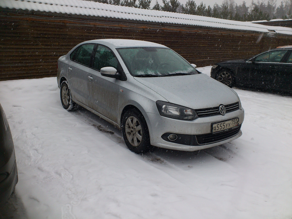 серебристый volkswagen polo 2014