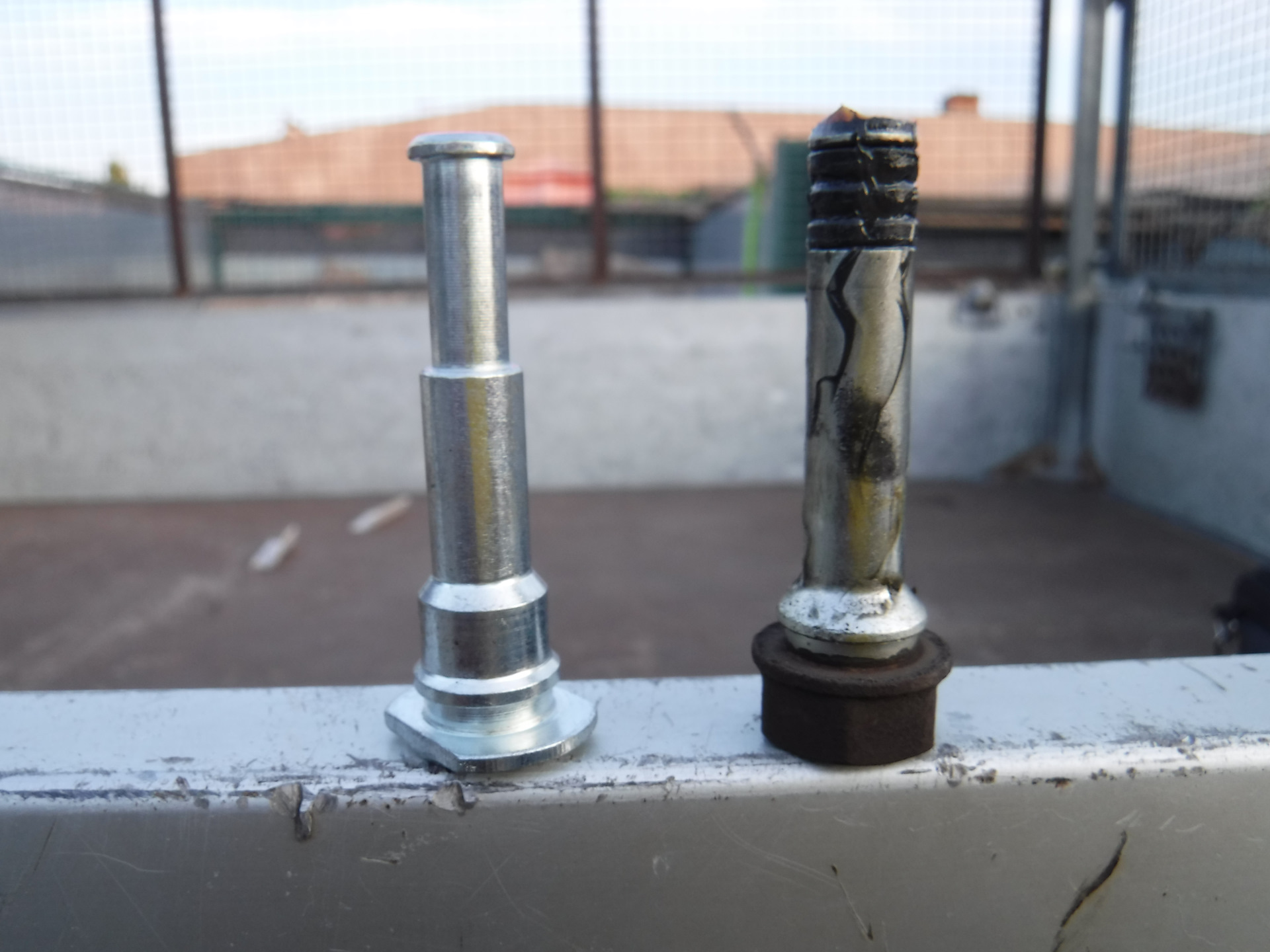 Направляющая суппорта хендай солярис 2013. Замена направляющих суппорта хендай. Направляющие суппортов соната нф задние дисковые. 0 направляющие клапанов. Задние направляющие солярис.