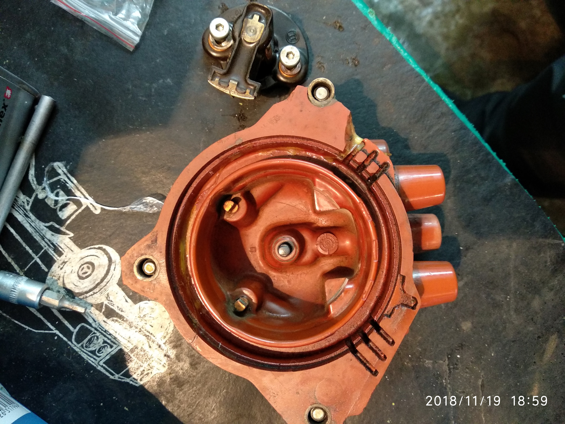 Бегунок трамблера 3s ge. Крышка трамблера audi 80 1. Крышка трамблера sr20. Снять крышку трамблера. Крышка трамблёра тойота карина 2.