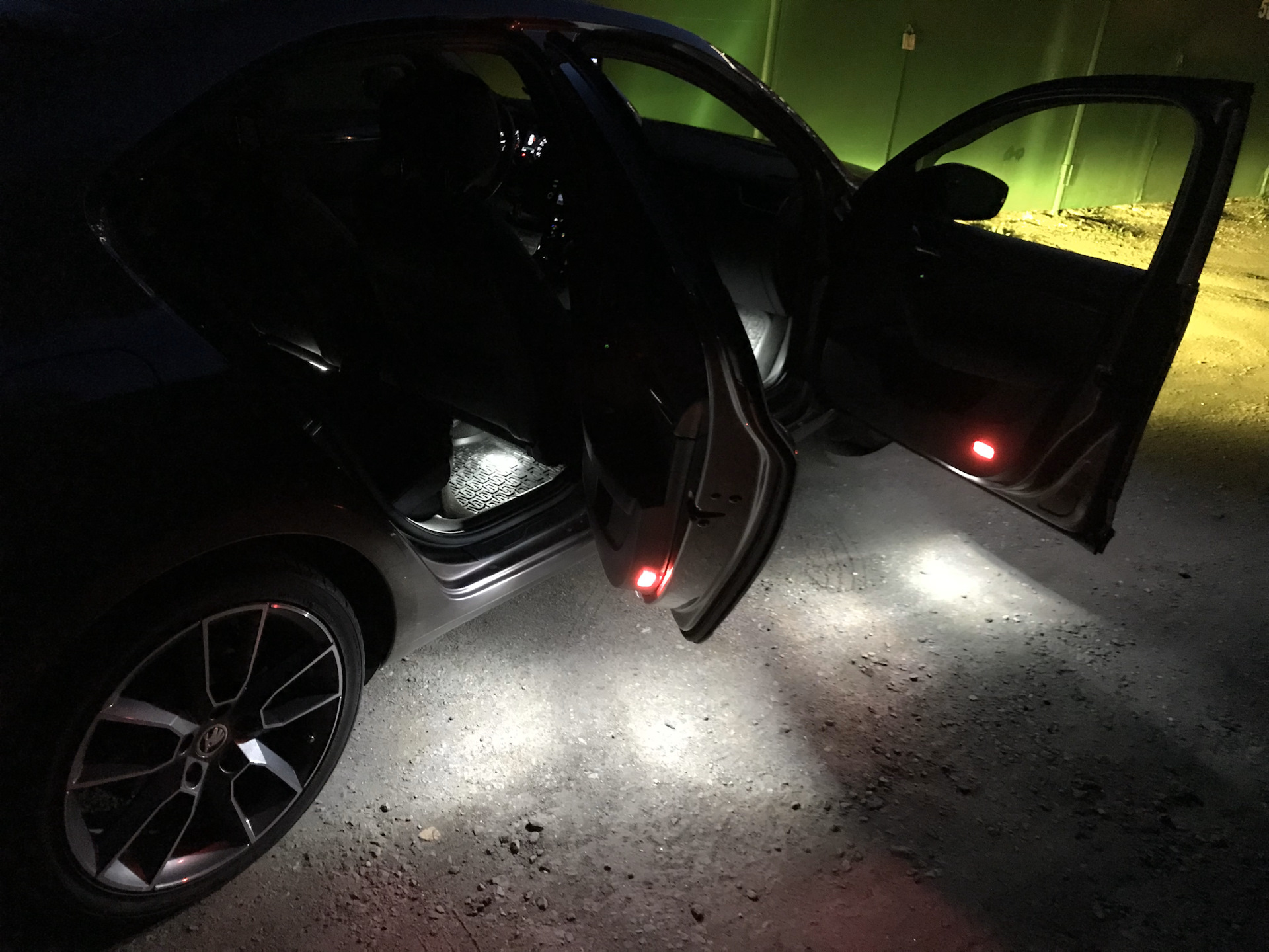 Сигнальные плафоны и подсветка околодверного пространства. — Skoda ...