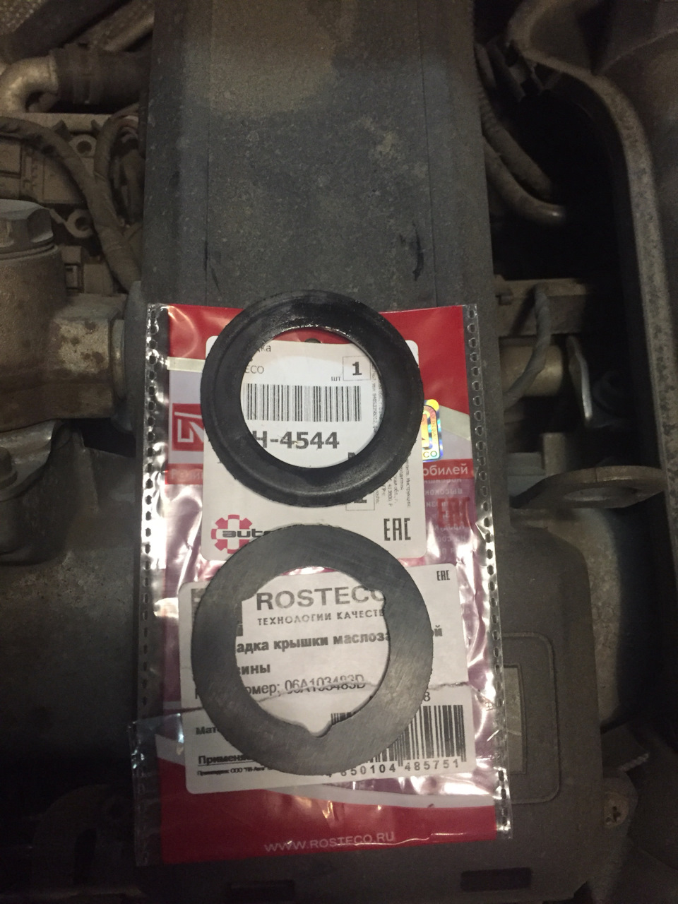 125874 км. Потеет крышка маслозаливной горловины. — Volkswagen Golf Mk6 ...