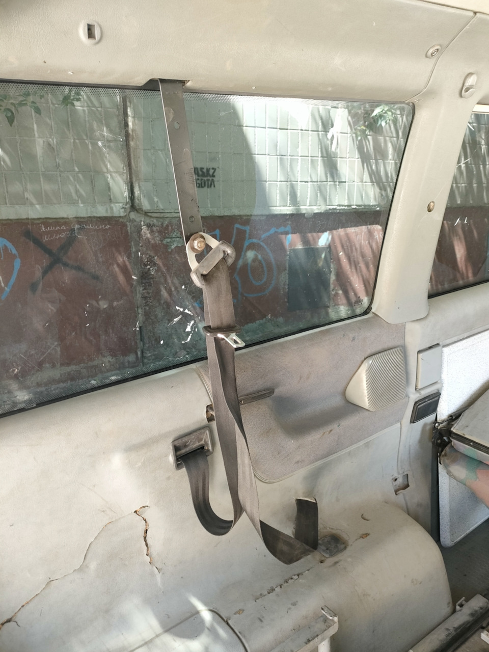 Установка задних ремней безопасности — Volkswagen Transporter T4, 2,4 л ...