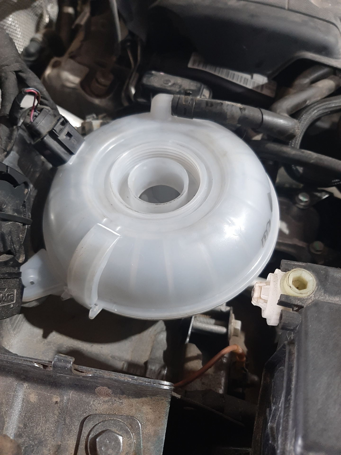 Bmw e70 3. Бачок расширительный vag 5q0121407m. 5x0121407. 5q0121407m. 1j0121407f.