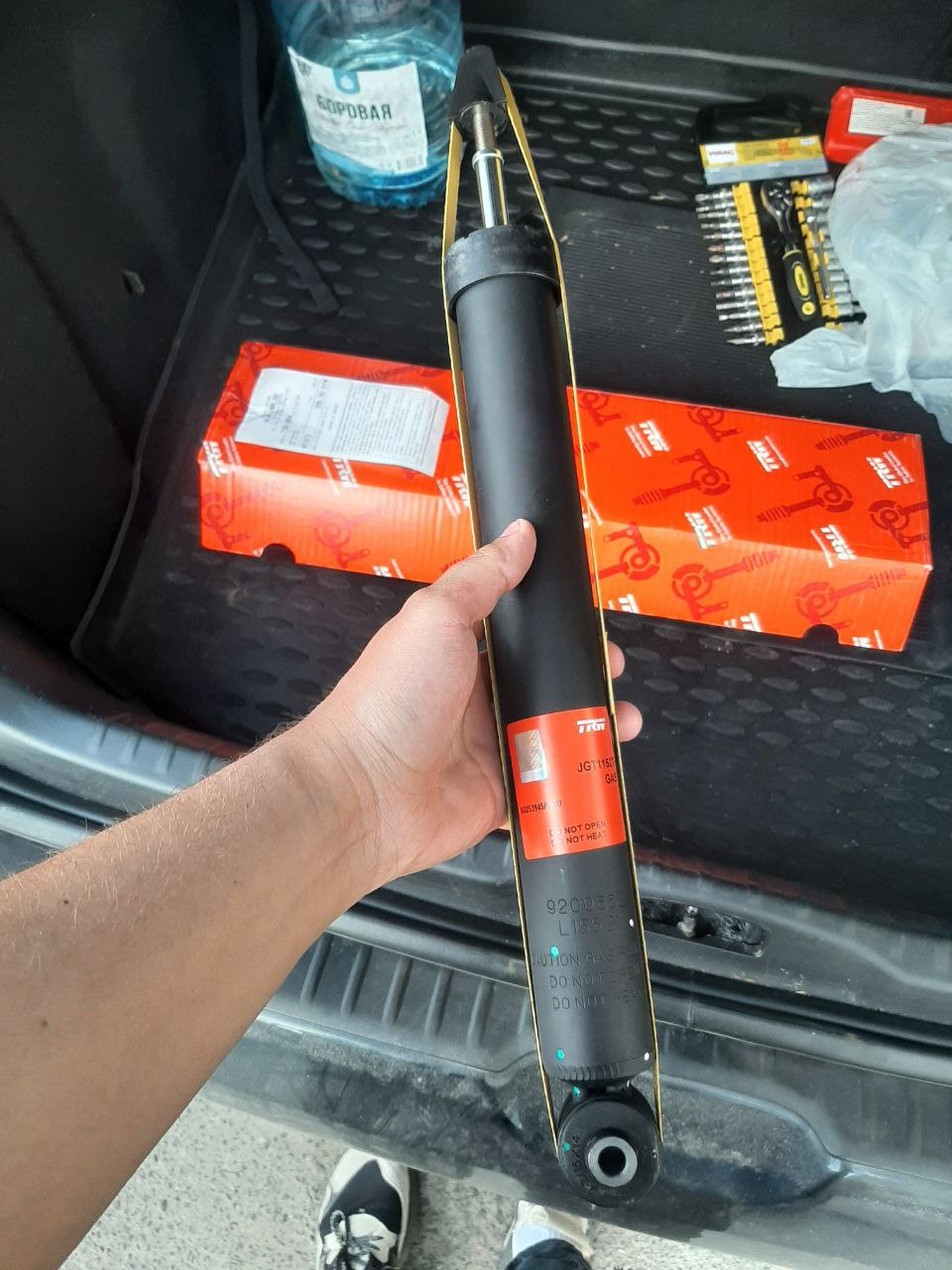 Замена задних амортизаторов — Peugeot 308 (1G), 1,6 л, 2011 года ...