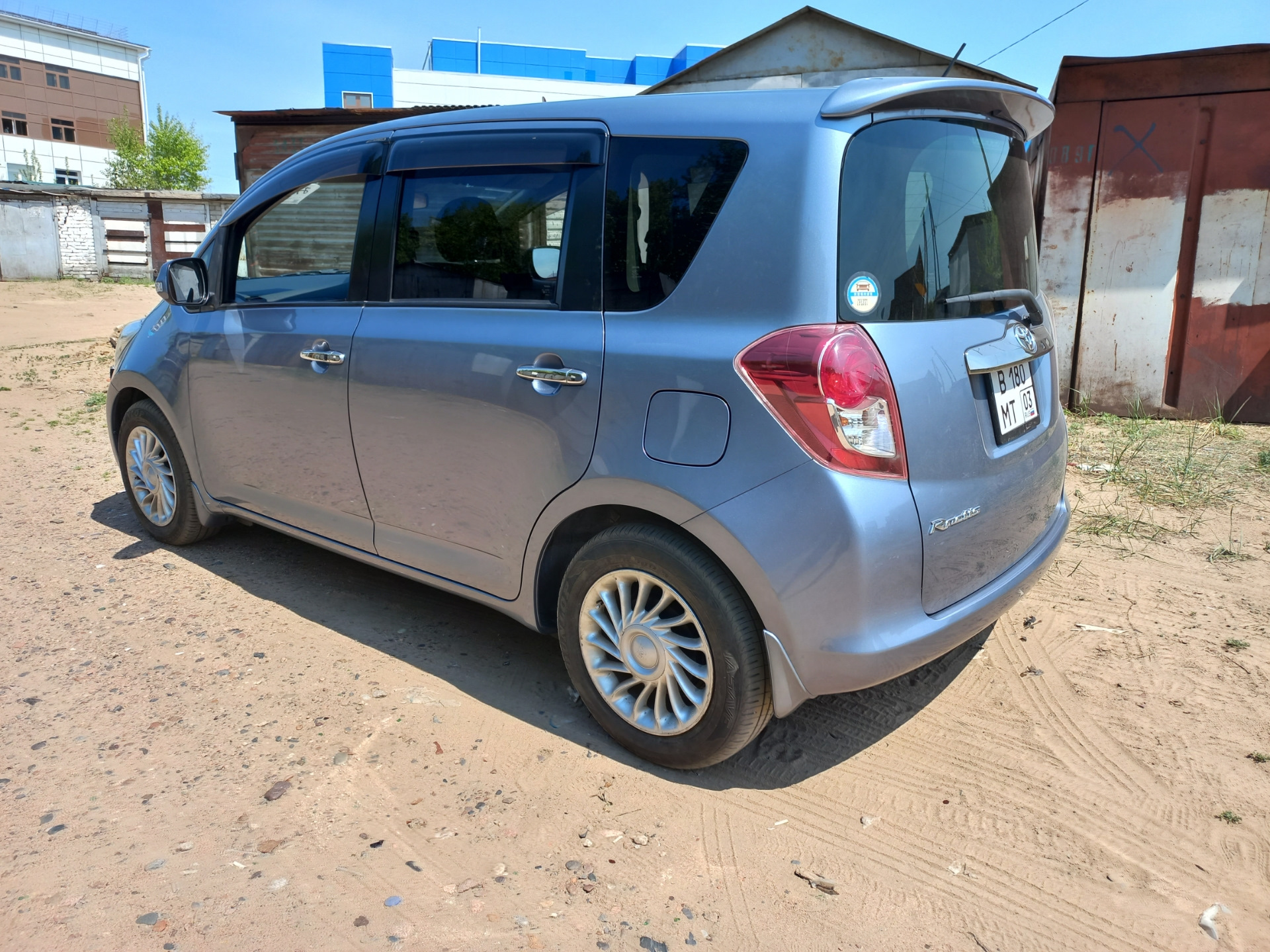 Диски на рактис. Тойота рактис 2011. Toyota ractis 100. Обвес тойота рактис 120. Toyota ractis на r17.