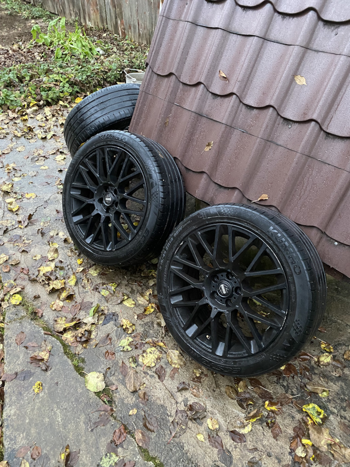 Шины летние Kumho 235/45 R18, литые диски MOMO REVENGE BLACK MATT R18 ...