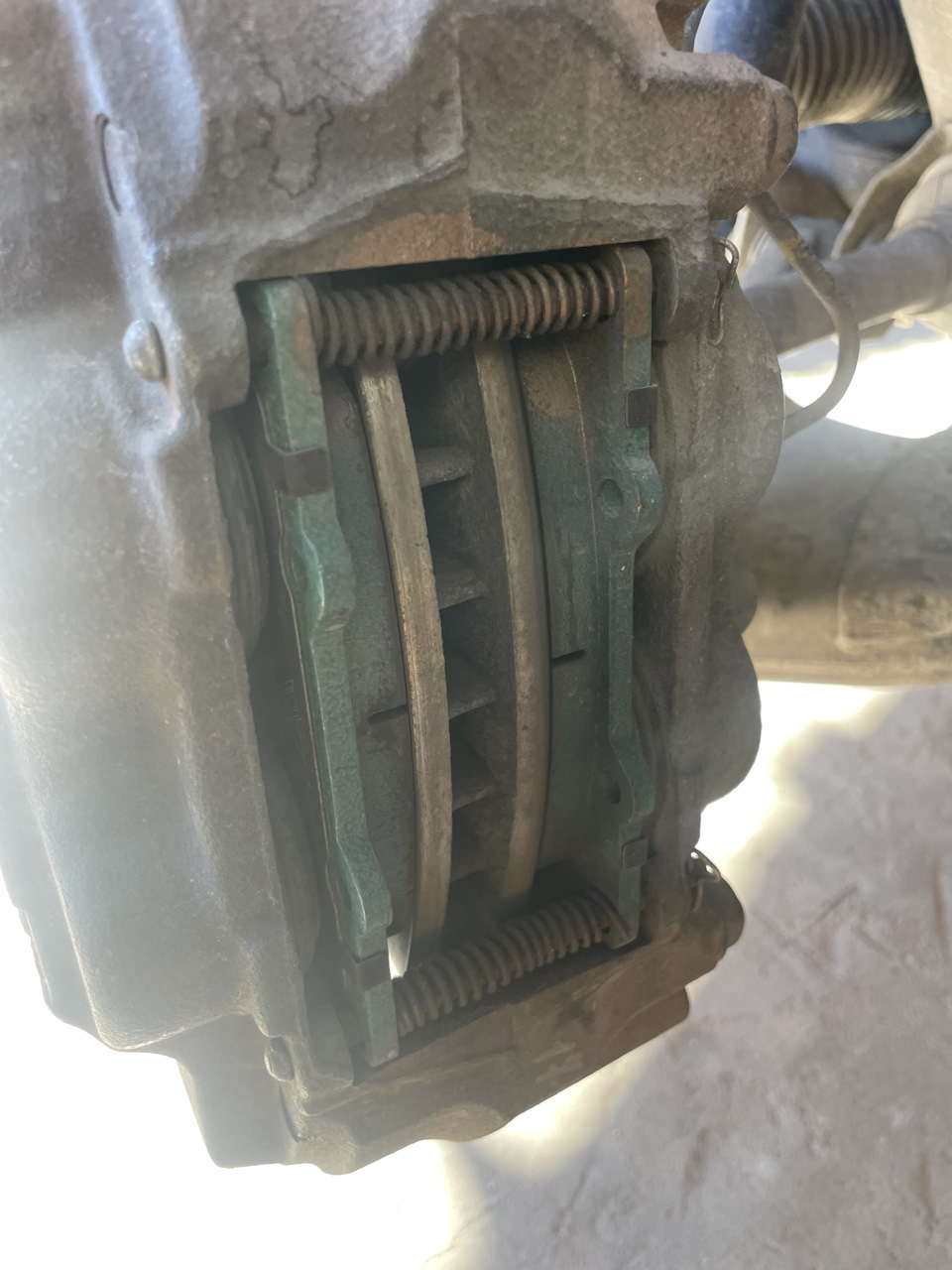 Пружинки в передние колодки — Toyota Land Cruiser Prado 120-series, 2,7 ...