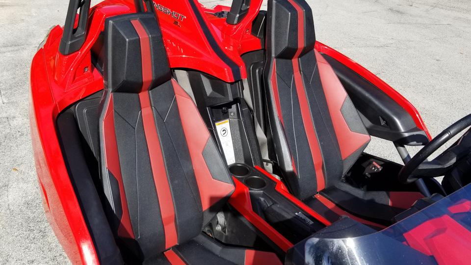 Slingshot машина 3 колеса