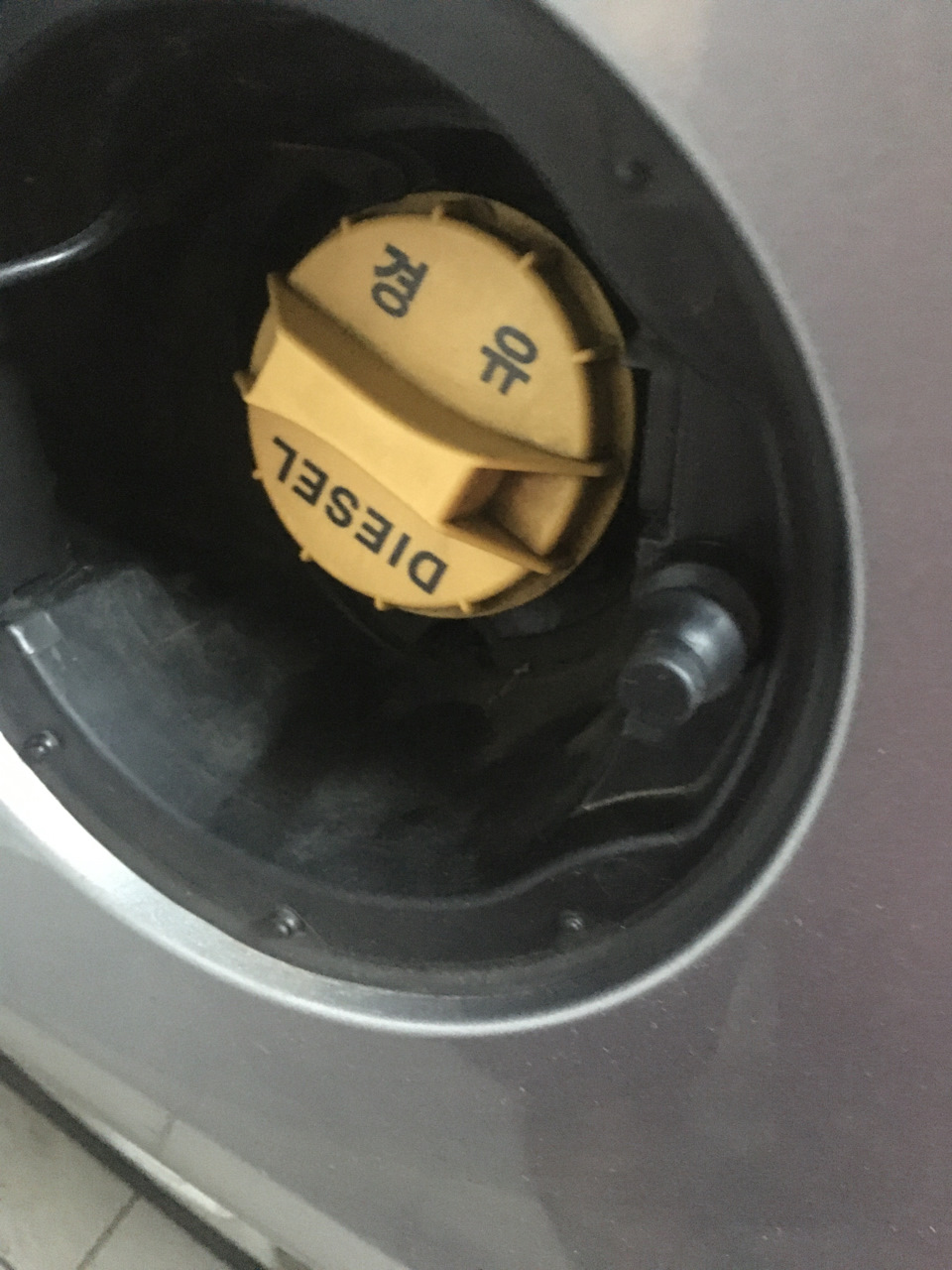 Толкатель лючка бензобака — Hyundai i30 (2G), 1,6 л, 2013 года | своими ...
