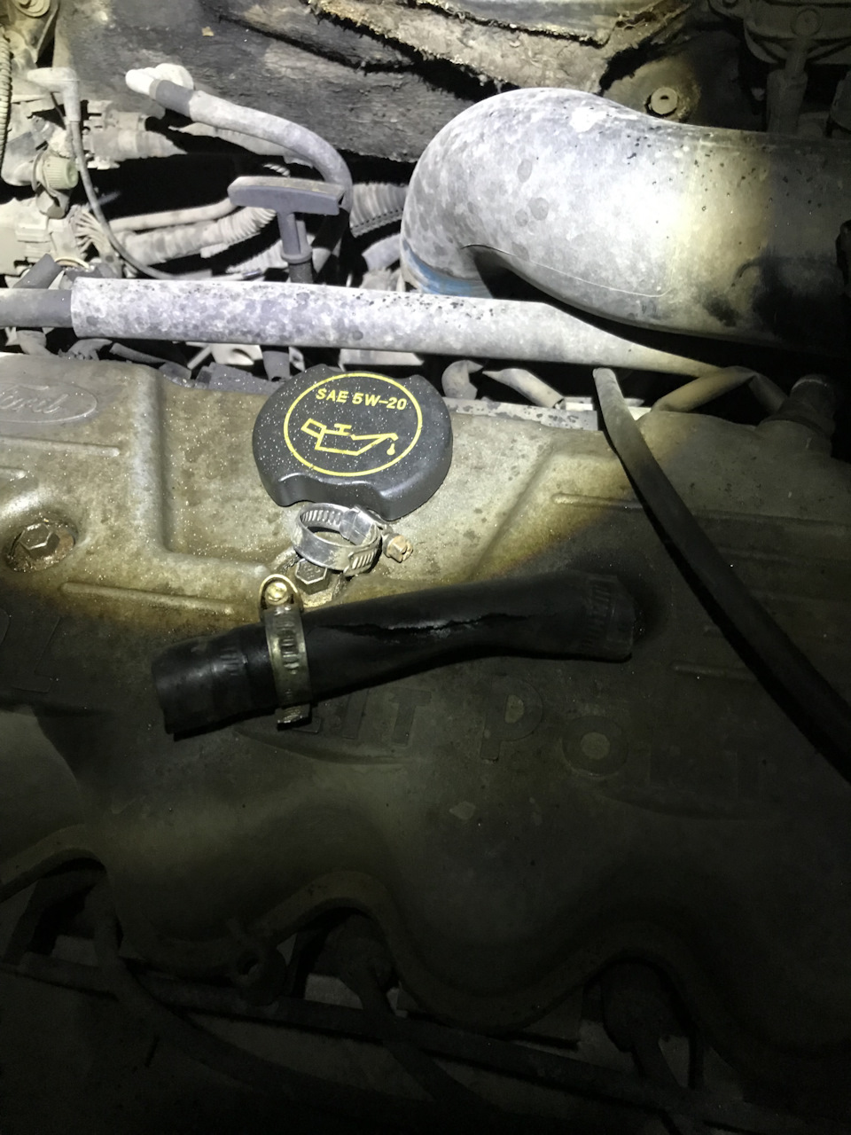 Замена шланга сапуна на сплит порт — Ford Focus I Sedan, 2 л, 2002 года ...