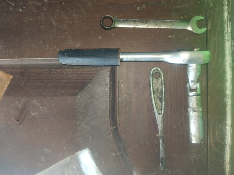 Ключ на 13 накидной (обязательно), средняя трещетка с длинной головкой на 13 и карданчик (можно без нее), и мощная отвертка + монтажка — Nissan Qashqai (1G)