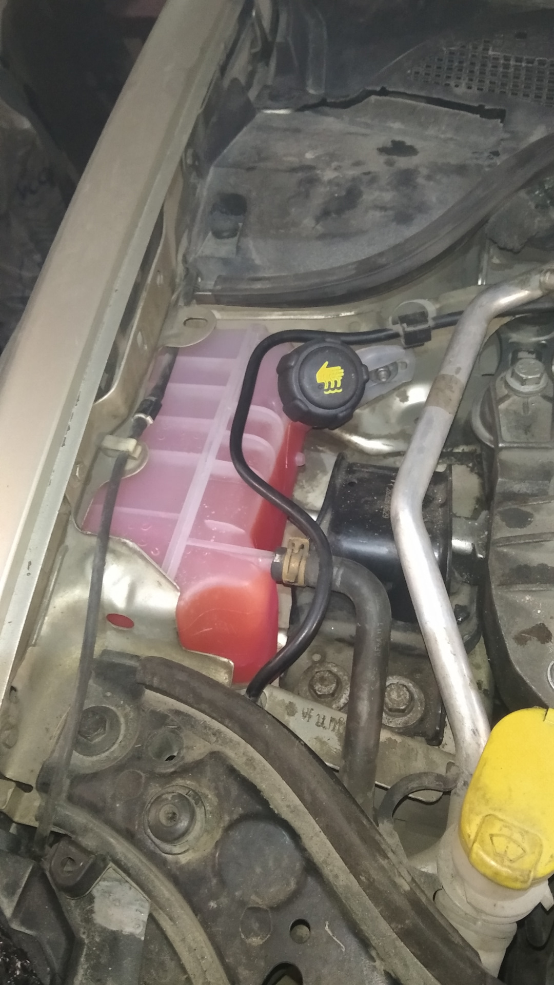 Замена расширительного бачка — Renault Megane II, 1,6 л, 2007 года ...