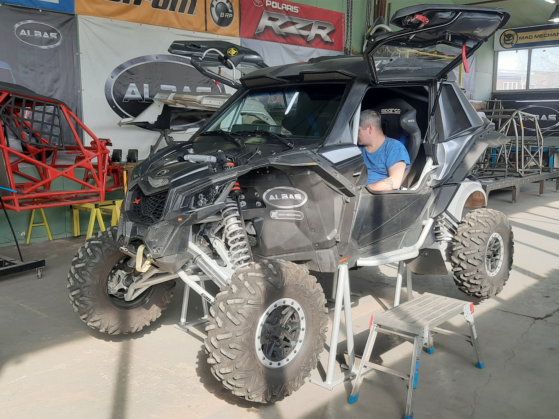 Багги Maverick x3 с закрытой кабиной