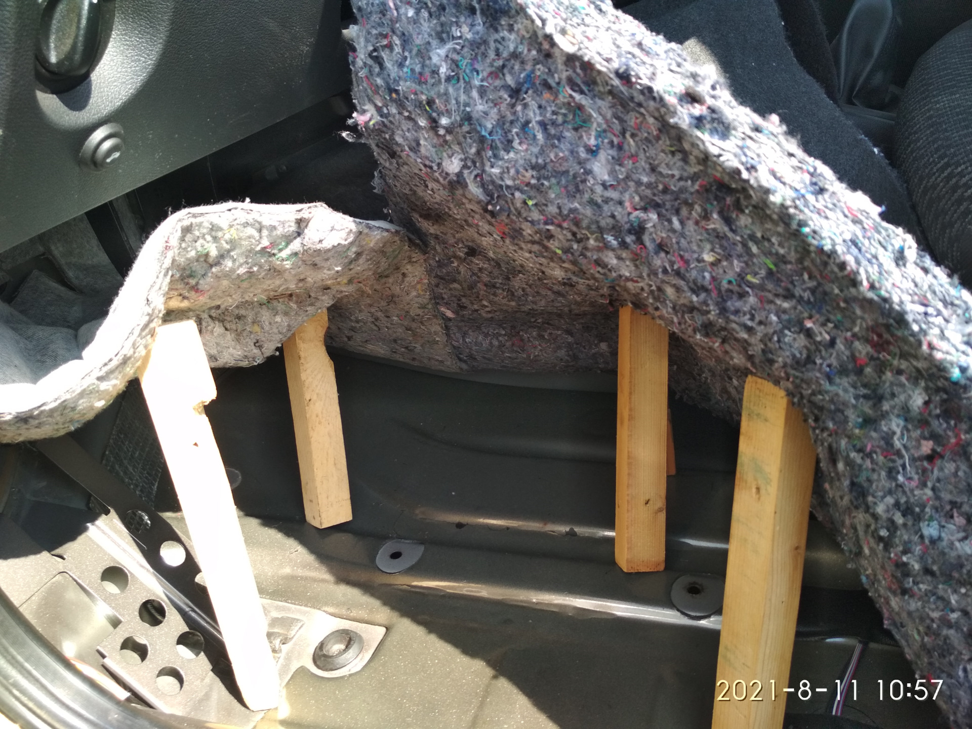 Вода под ковриком пассажира чери тигго 4. Делай людям добро. Пропитанная насквозь. Пропитанная насквозь. Арматура проткнула машину.