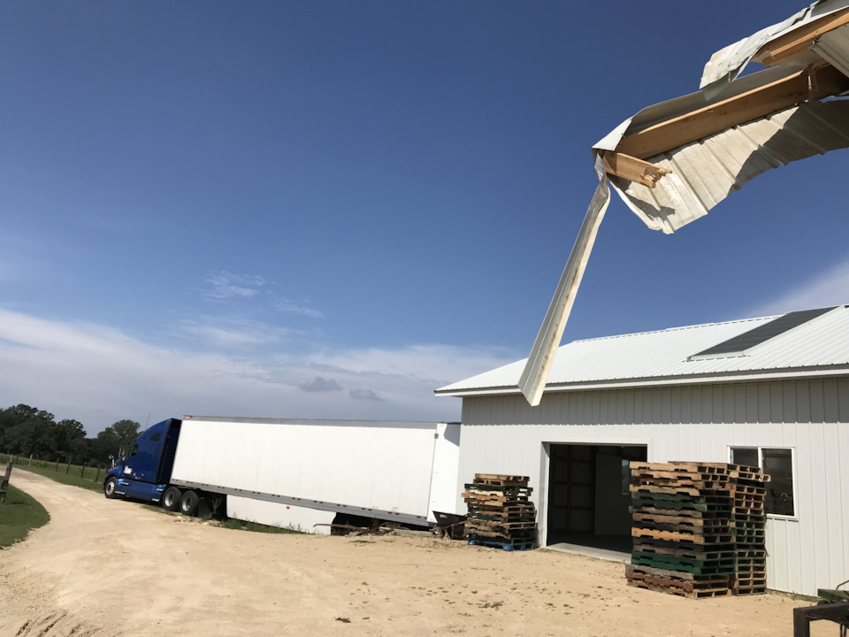 Разворачиваюсь по максимальному радиусу, впритык к строениям и смотрю через своё окно на задние колёса прицепа. И в это время сношу правым верхним углом трейлера часть крыши. Боже! Как мне было стыдно! Я ж профессионал с многолетним опытом! Что человек подумает! — Kenworth T2000