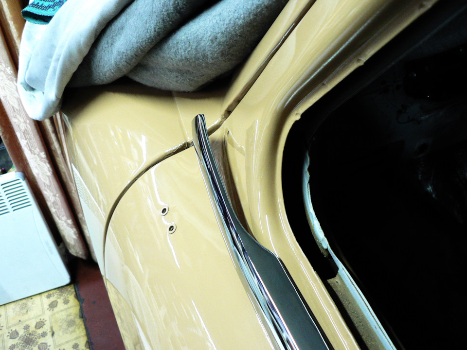 208. Установка подоконного хрома на бронепленку. — ГАЗ 21, 2,3 л, 1963 ...