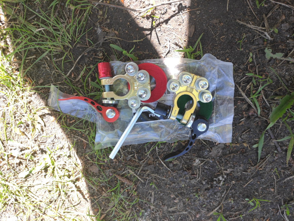 82. Быстросъемные клеммы АКБ + прерыватель массы — Chevrolet Niva GLX ...