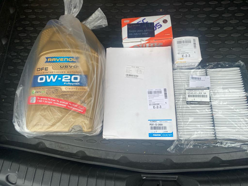 1. Начну с выбора расходников. Да-да, самый кусачий вопрос всегда и везде. Масло: остался точно на 0-20, смысла от 5-30 не вижу, на ресурс не влияет (ИМХО). Смотрел в сторону LiquiMoly и Idumitsu, последнее жаль только GF-5 (ничего сверх нового и интересного), но наткнулся на Ravenol, это еще и ПАО, да по хорошей цене. Зказал на IXORA за 6500р, надо брать! По итогу код на упаковке реально бьется с официальным сайтом, что естественно радует. Колодки (ТО-2 на 23000км дилер уже приговорил к замене перед): тут еще хуже было с выбором…Brembo (8тыс), NIBK (5-6к), оригинал (15-20к), ATE (8-10к) и тд. Брать откровенно дешман не хотелось, решил попробовать смешные от NIBK, нашел на яндекс также выгодно (до 5000р). Артикул — PN25002 Фильтры: тут взял все с Exist, типо оригинал! Салонный — Mazda KD45-61-J6X 9A Масляный — Mazda PE01-14-302B9A Воздушный — Mazda PE07-13-3A0A В любом случае лучше, чем дилерские подмены артикулов на китайские аналоги. Как итог, расходники встали в 14 000р. — Mazda 6 (3G) GJ. Запчасти на фото: PN25002, KD4561J6X9A, PE0114302B9A, PE07133A0A