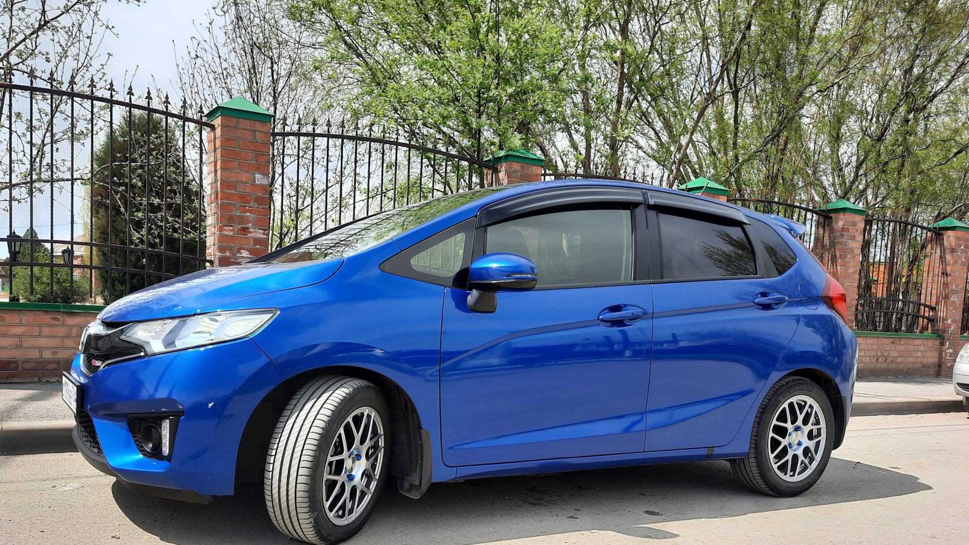 Honda fit gk 3. Диски легкосплавные Honda Fit gk3. Багажник на крышу Honda Fit gk3. Хонда фит gk3 на 16 дисках.