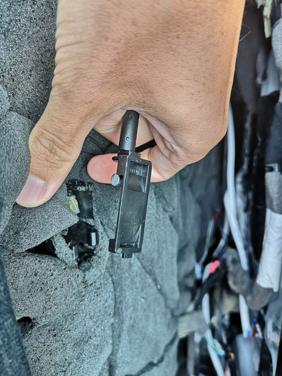 6. Отсоединенный тросик. также после этого отключатся разъемы кнопок и средней колонки (в случае наличия) — Volvo XC70 III