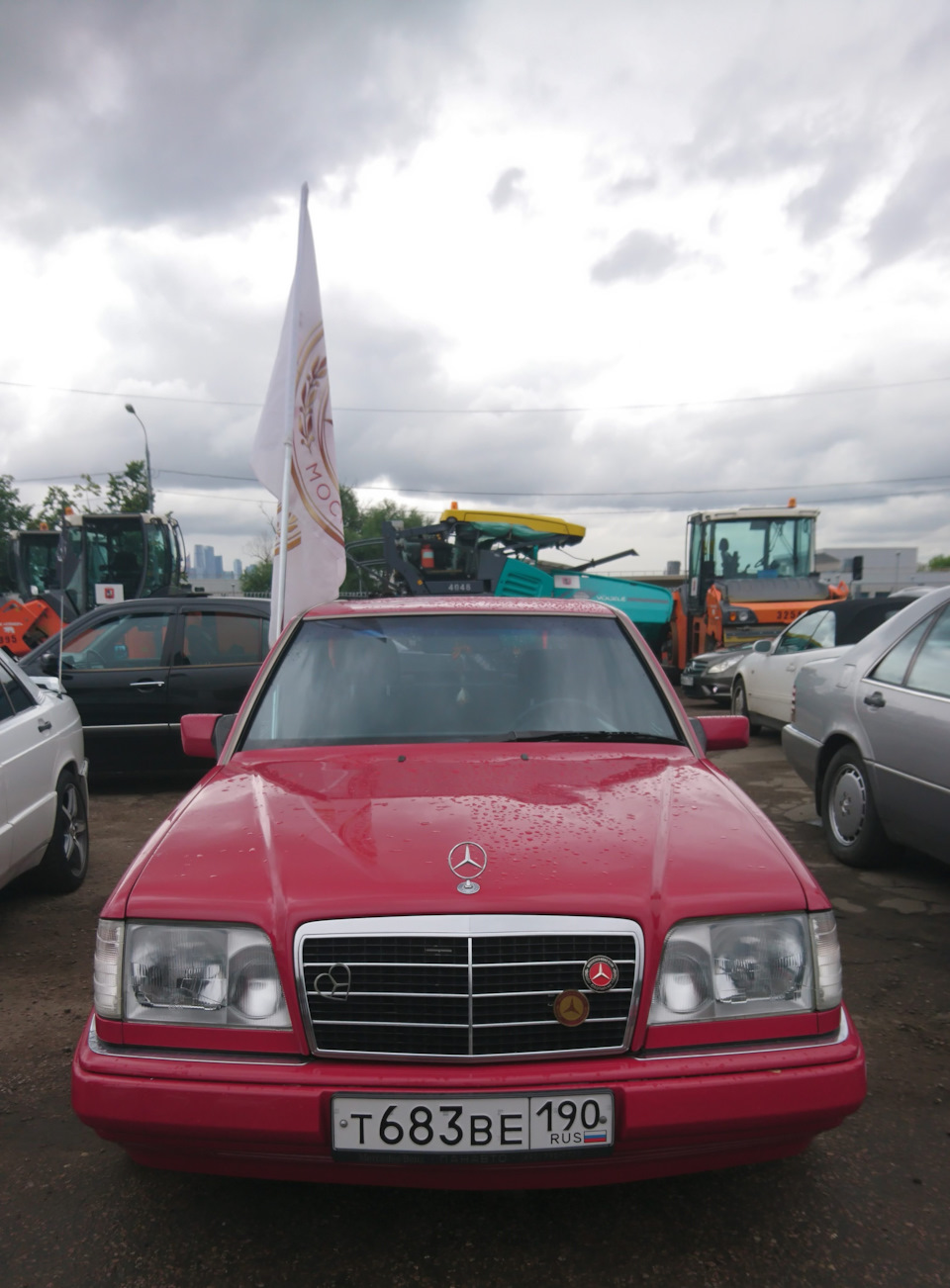 Император как всегда — в центре тусовки и внимания! — Mercedes-Benz E-Class (W124)