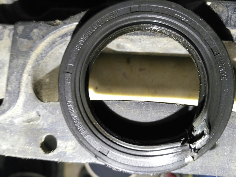 Замена переднего сальника коленвала - Mercedes-Benz W123, 2 л, 1982 года планово