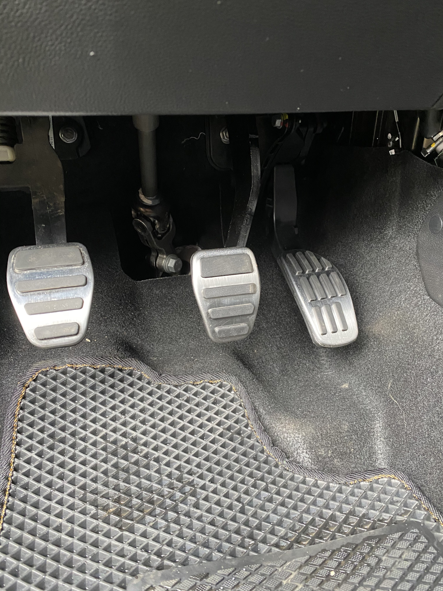 Накладка ковролина дастер 2021. Рено дастер педали. Накладка педали газа renault twingo 1. Накладка под педали рено логан 2. Педали рено дастер.