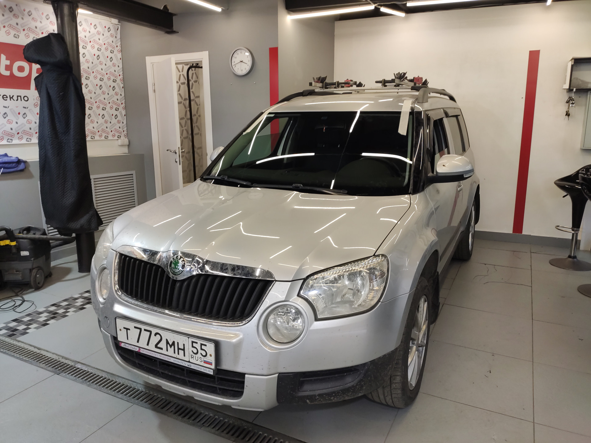 Замена йети. AGC 4031805 Skoda Yeti. Шкода Йети треснутое лобовое.