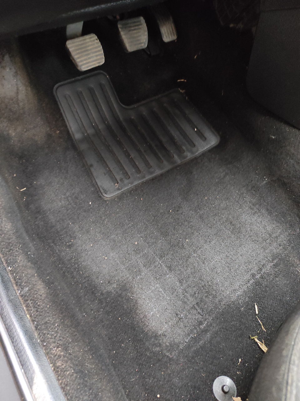 Убираю влагу из под коврика — Peugeot 206, 1,4 л, 2009 года | своими ...