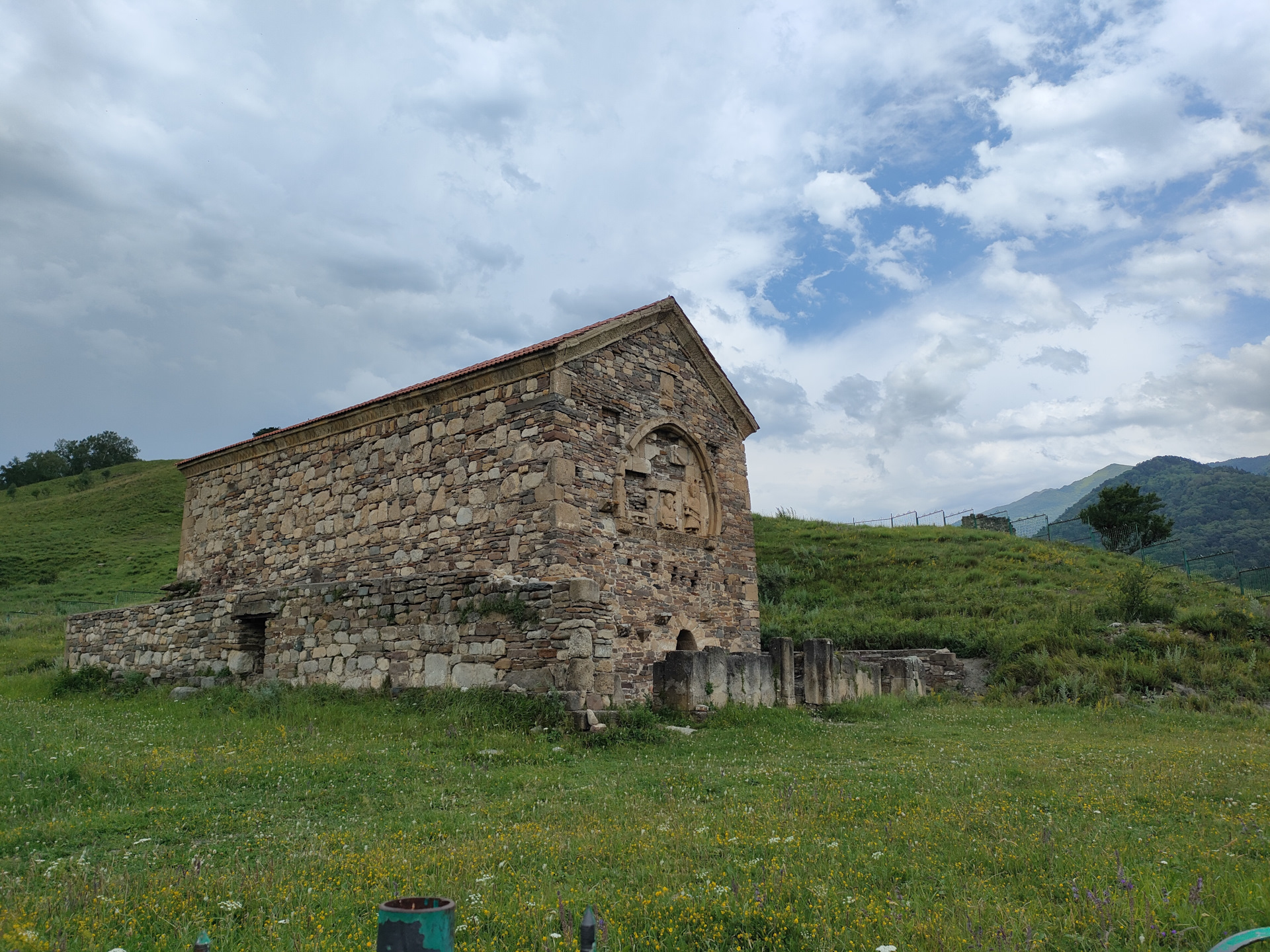 мальсагова в ингушетии. 23 февраля для чеченцев. день воссоединения крыма с россией. лавочка в горах ингушетия. мемориал жертвам депортации 1944 года грозный.