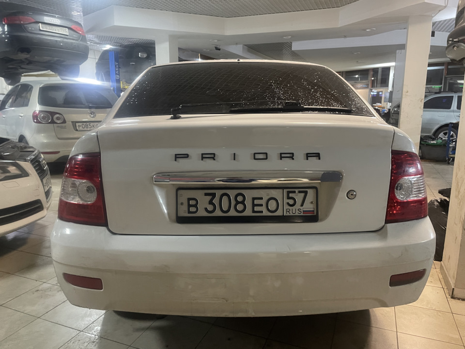 Надпись PRIORA в стиле PORSHE на багажнике — Lada Приора хэтчбек, 1,6 л ...