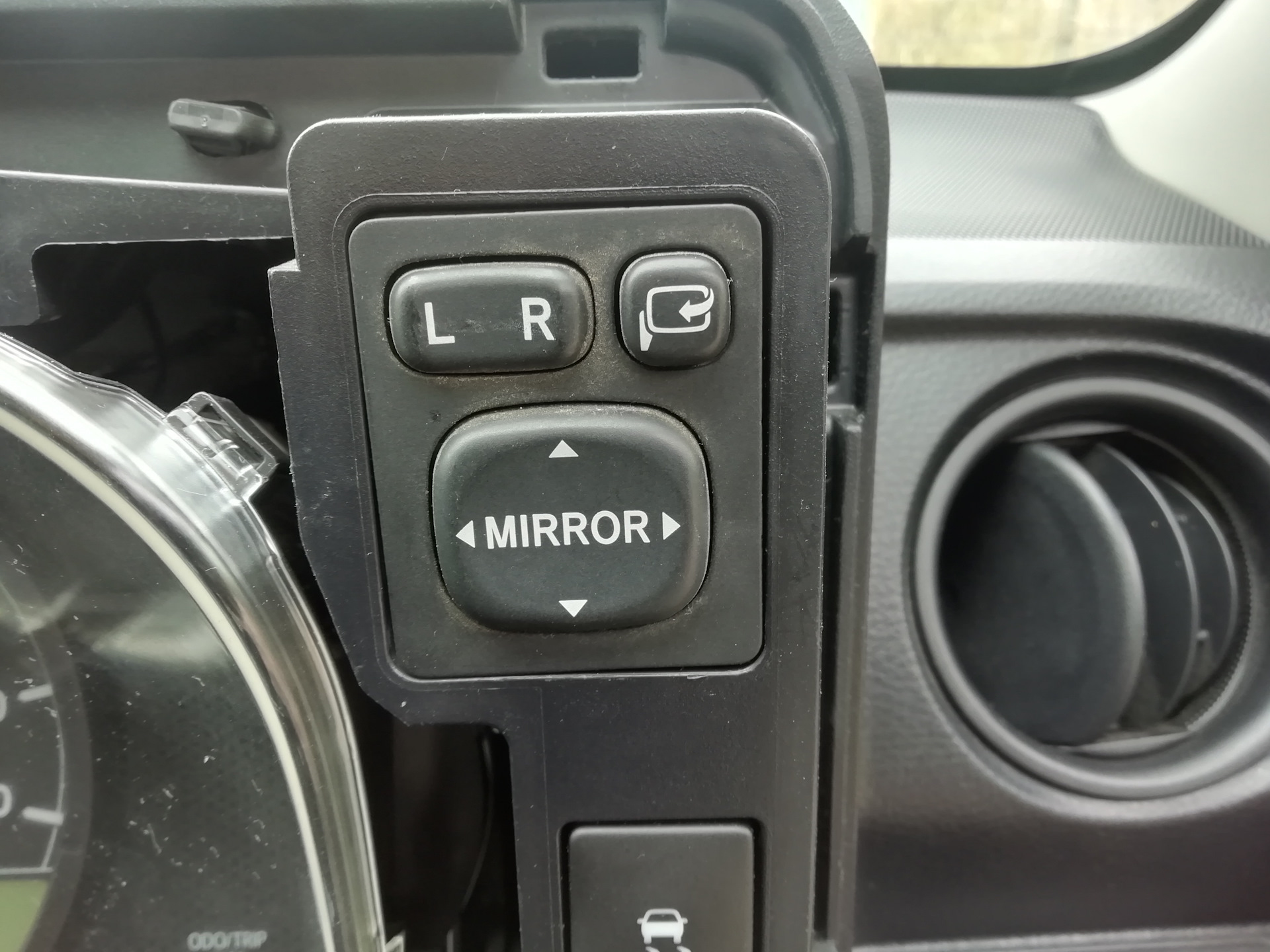 Отключение складывания зеркал. Складывание зеркал Аутлендер 3. Кнопка складывания зеркал Suzuki Grand Vitara. Кнопка складывания зеркал Киа Бонго. Subaru XV кнопка складывания зеркал.