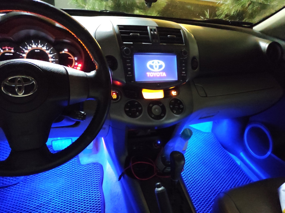 Подсветка для ног — Toyota RAV4 (III), 2 л, 2008 года | аксессуары | DRIVE2