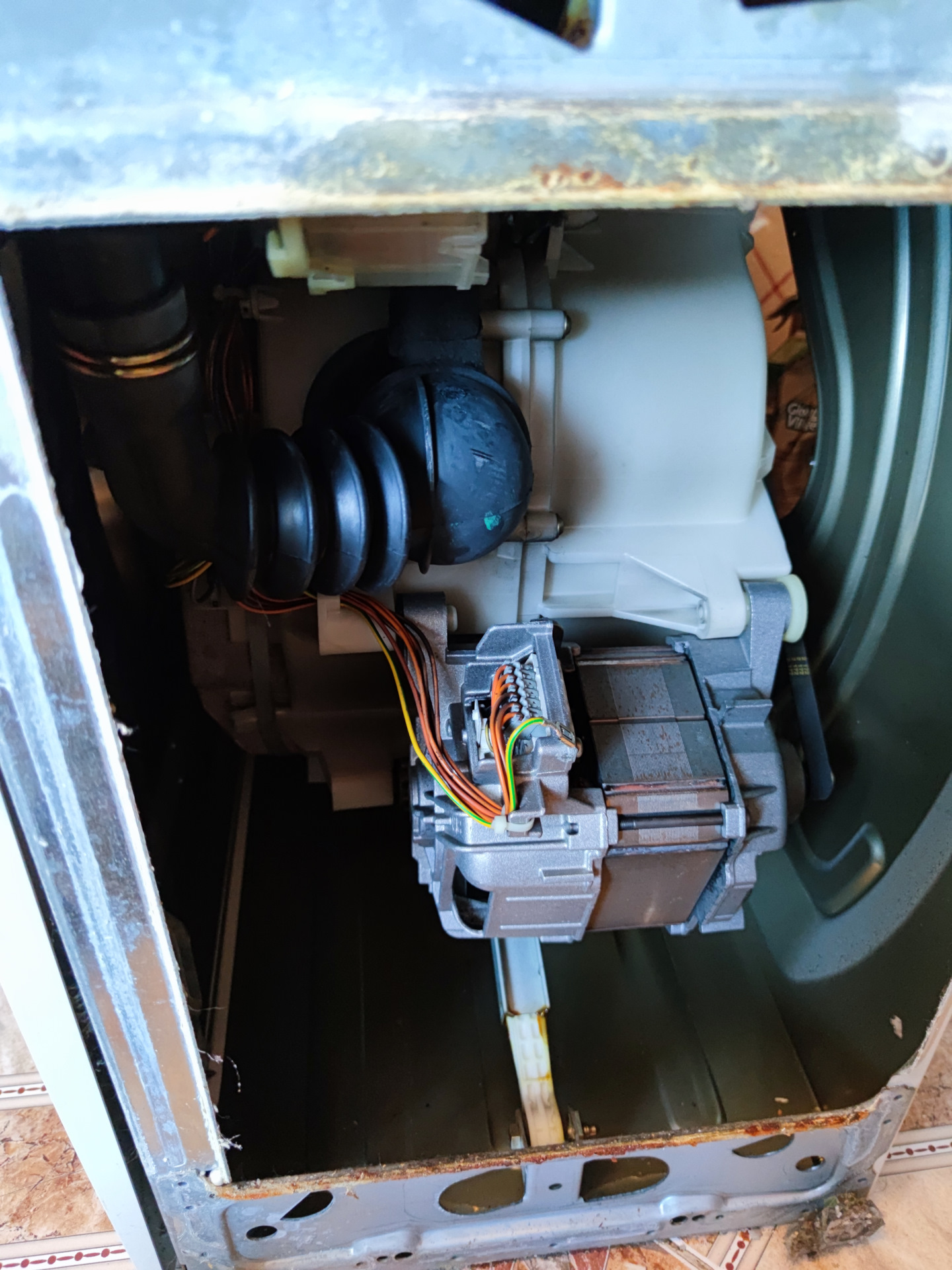 Как поменять щетки на двигателе стиральной машины бош. Замена щёток в стиральной машине бош. Щетки bosch maxx 5. Щетки на двигатель стиральной машины индезит. Maxx 5 замена щеток.