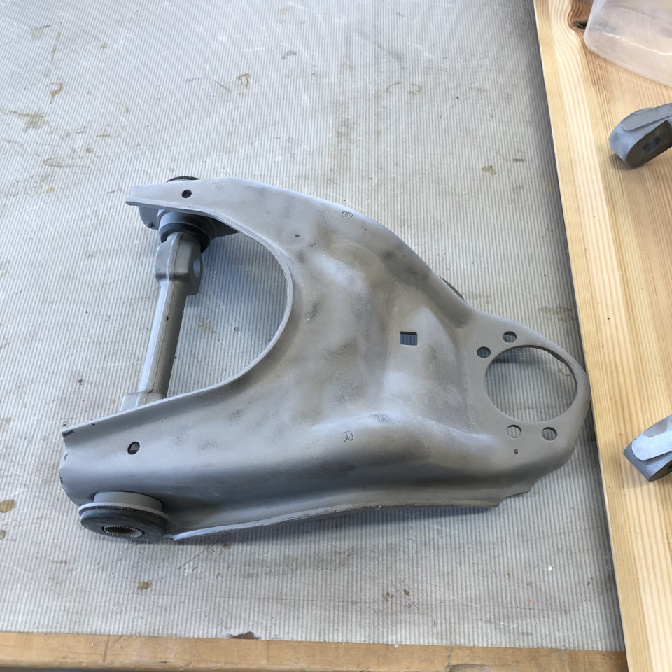 песочил со старыми сайлентблоками, чтобы не повредить посадочные — Toyota Crown (S120)