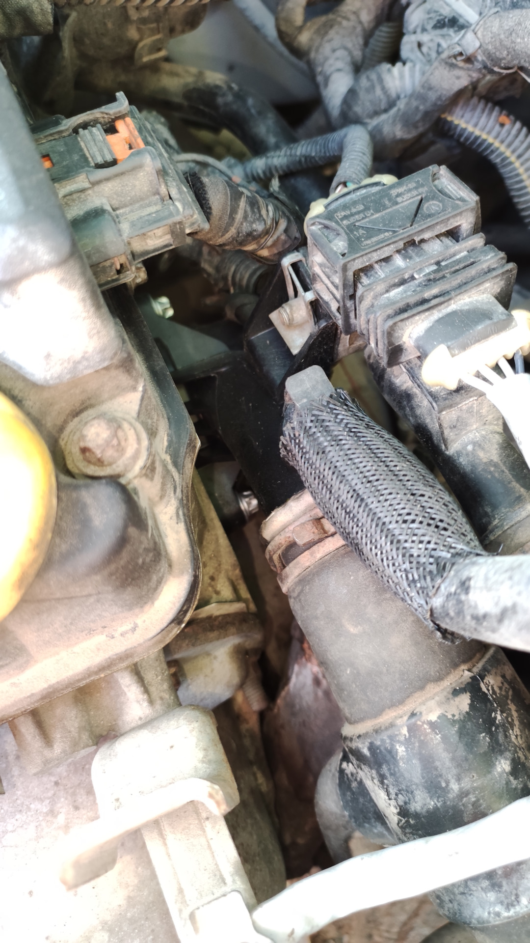 Замена патрубка системы охлаждения — Opel Corsa D, 1,4 л, 2011 года ...