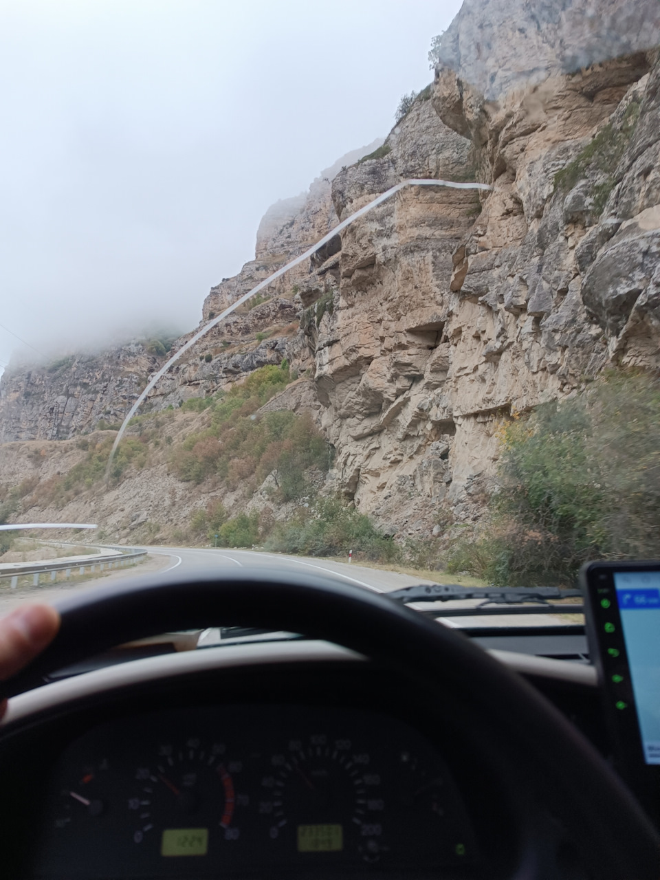 Но всё равно дорого была красивой, сквозь дымку были видны вершины. — Chevrolet Niva (1G)