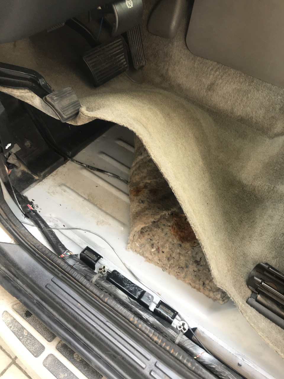 Влага под ковриком водителя. — Chevrolet Tahoe (GMT800), 5,3 л, 2005 ...