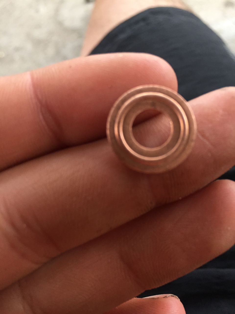 Частая ошибка мотористов - установка второй шайбы под форсунку. Ford Transit Con