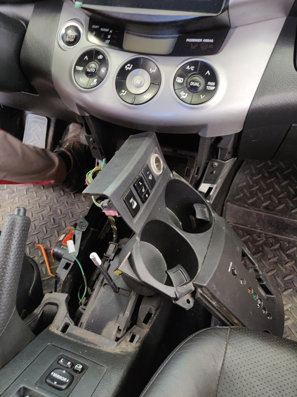 Как разобрать панель рав 4 Розетка USB - Toyota RAV4 (III), 2,4 л, 2008 года аксессуары DRIVE2